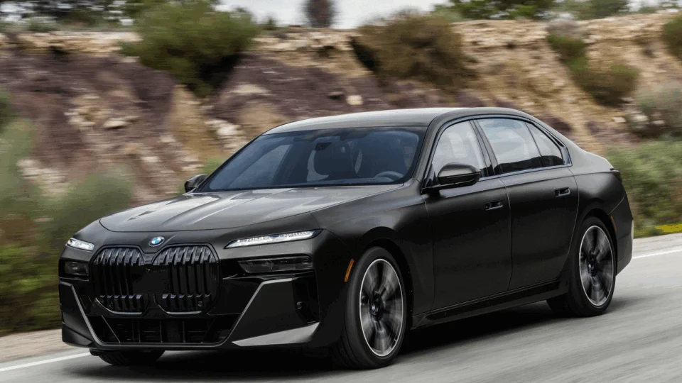 Novo BMW Série 7 tem versão elétrica com Tv de 31 polegadas