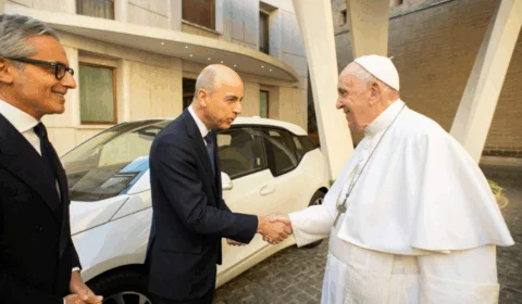 Papa Francisco ganha BMW i3 elétrico