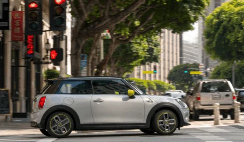 Pesquisa revela que metade dos norte-americanos espera que elétricos superem veículos a gasolina em 15 anos