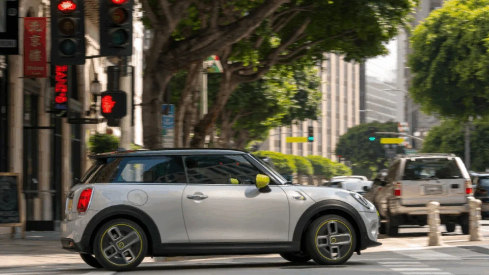 Pesquisa revela que metade dos norte-americanos espera que elétricos superem veículos a gasolina em 15 anos