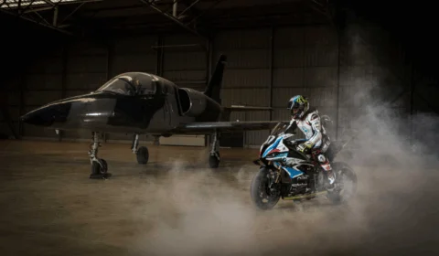 Equipe BMW Motorrad World Endurance encontra avião de combate em clipe antes da final de campeonato