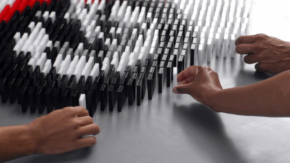 Consórcio Honda utiliza efeito dominó para explicar a modalidade