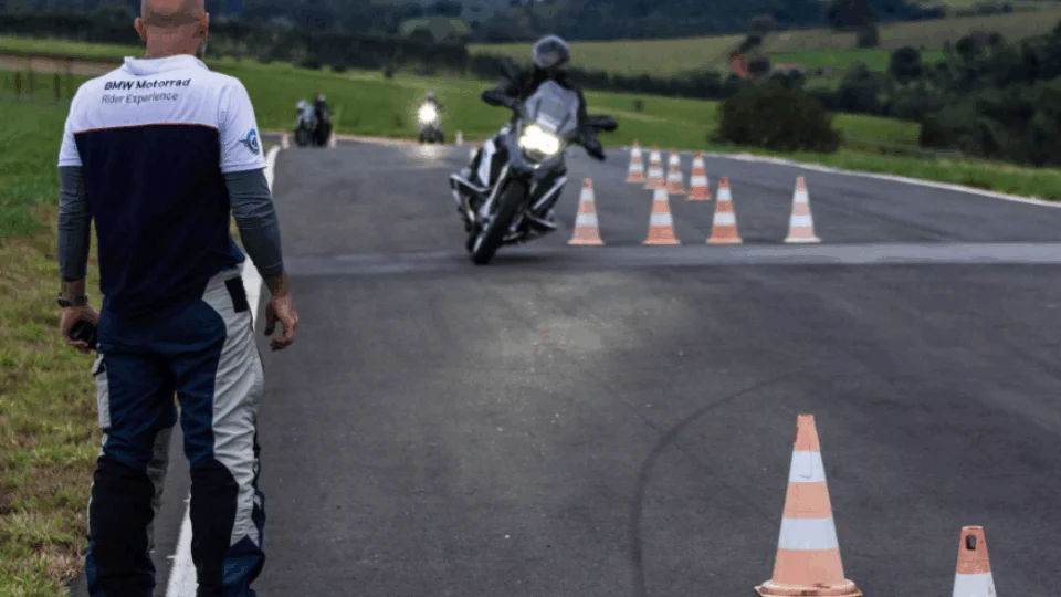 Amantes de duas rodas podem aprimorar técnicas no BMW Rider Experience