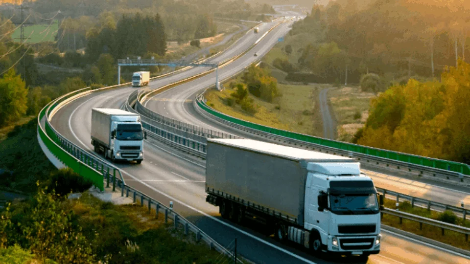 Preço médio do frete por quilômetro rodado tem alta de 1,77% em junho, mas fecha semestre em queda de 0,8% aponta a Edenred Repom