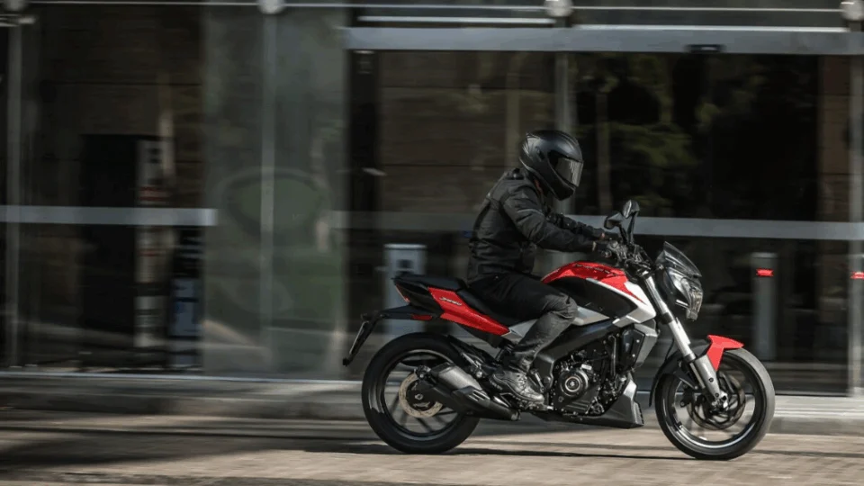 Bajaj lança naked Dominar 250 no Brasil 