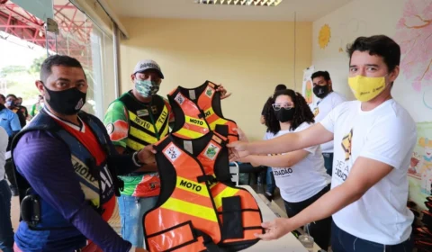 Mototaxistas comemoram entrega de kits de segurança do projeto ‘Motociclista Legal’
