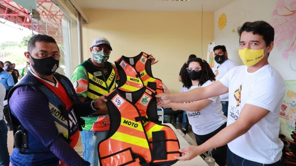 Mototaxistas comemoram entrega de kits de segurança do projeto ‘Motociclista Legal’