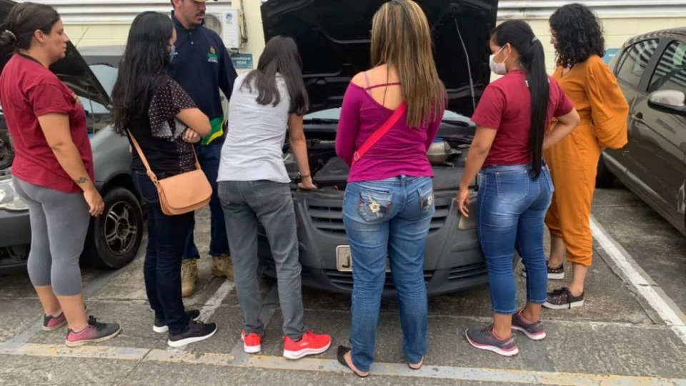 Mais de 70 mulheres participam do curso de mecânica básica do Detran Amazonas