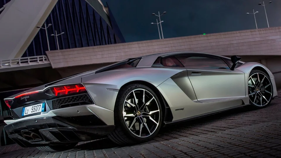 De Lamborghini a Ferrari: saiba quais são os automóveis de luxo mais caros do Mercado Livre
