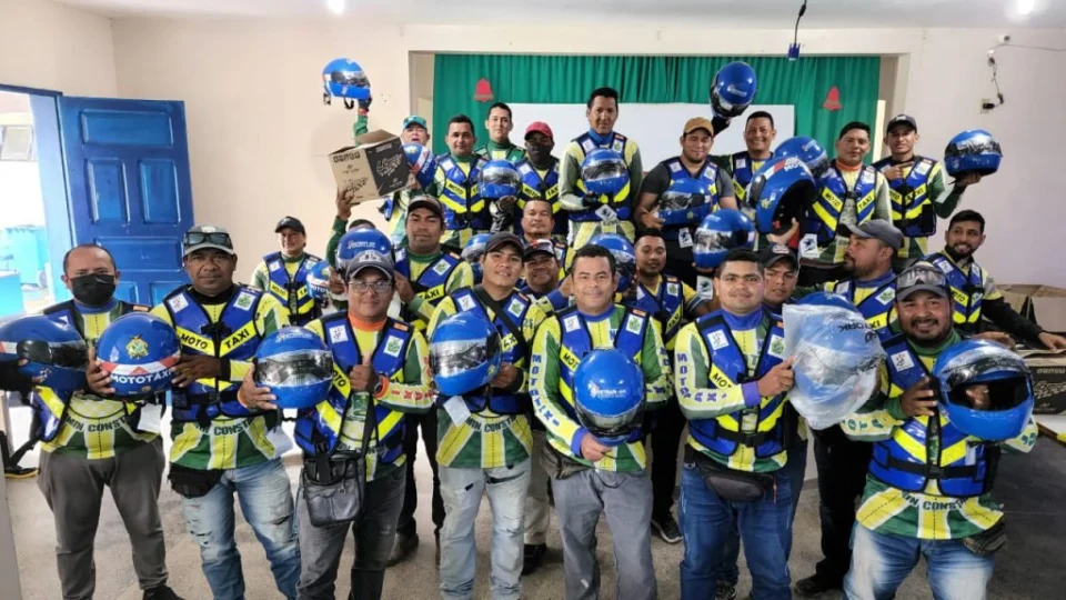 Projeto entrega 58 kits de segurança para mototaxistas, em Benjamin Constant