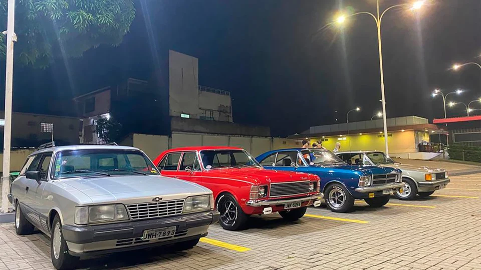Encontro de carros antigos e chegada do Papai Noel são atrações deste domingo