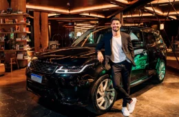 Land Rover entrega Range Rover Sport híbrido ao Cauã Reymond, embaixador da marca no Brasil