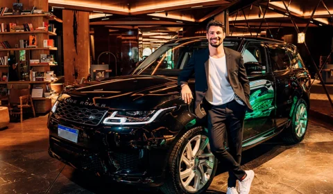Land Rover entrega Range Rover Sport híbrido ao Cauã Reymond, embaixador da marca no Brasil