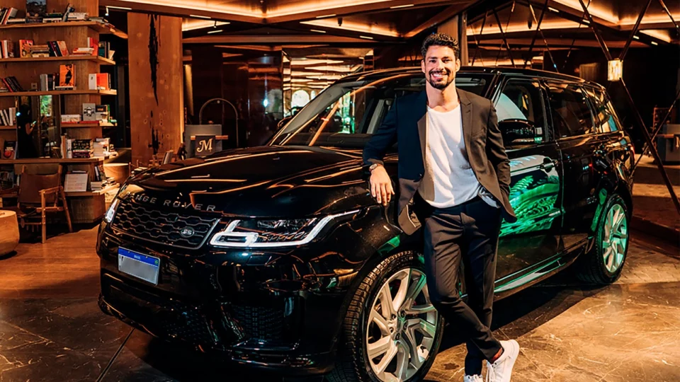 Land Rover entrega Range Rover Sport híbrido ao Cauã Reymond, embaixador da marca no Brasil