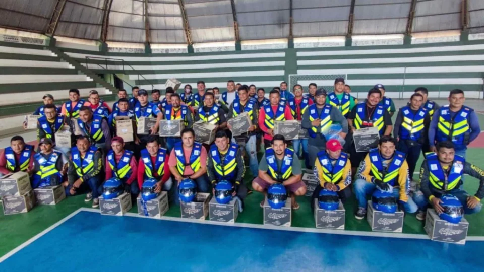 Em São Gabriel da Cachoeira, Governo do Amazonas entrega 65 kits de segurança para mototaxistas