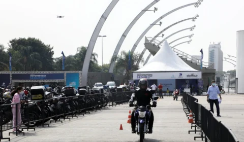 No ‘Pitstop Salva Vidas’, motofretistas recebem dicas de segurança e pilotagem