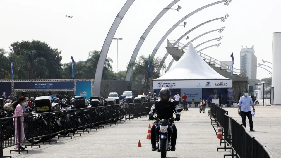 No ‘Pitstop Salva Vidas’, motofretistas recebem dicas de segurança e pilotagem