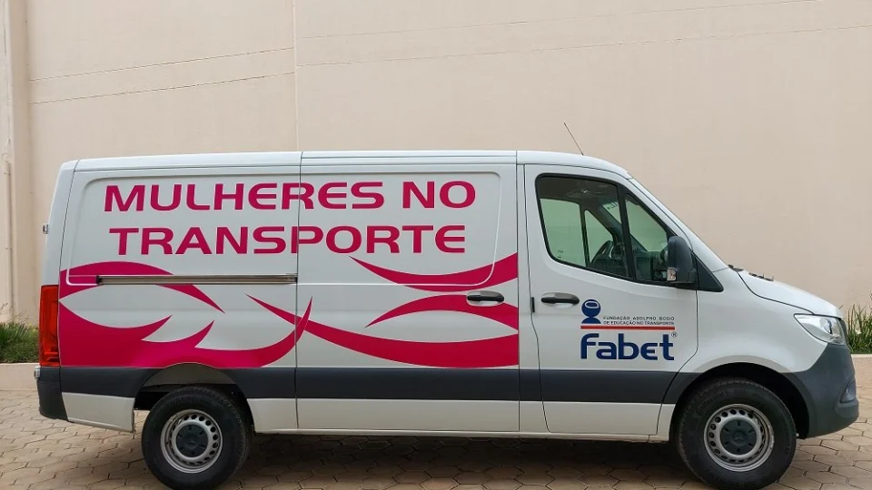 Para formação de motoristas mulheres, Mercedes-Benz e Vans Brasil realizam parceria com a Fabet