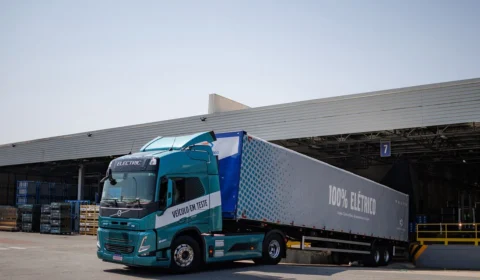 Volvo testa caminhões elétricos na logística de abastecimento de sua fábrica no Paraná