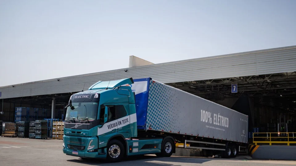 Volvo testa caminhões elétricos na logística de abastecimento de sua fábrica no Paraná