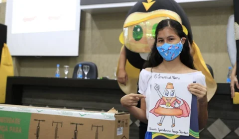 Estudante do 8º ano é ganhadora de Concurso Cultural do Detran, em Parintins