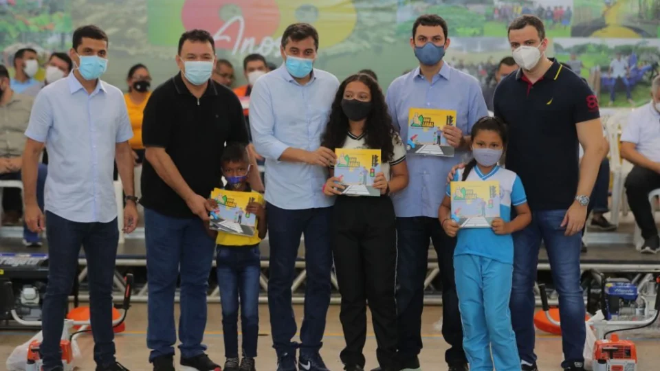 Governo do AM entrega livros da Escola Pública de Trânsito em Maués e motos para fiscalização