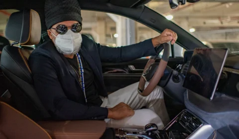 Fábrica da BYD no Brasil recebe a visita de Carlinhos Brown