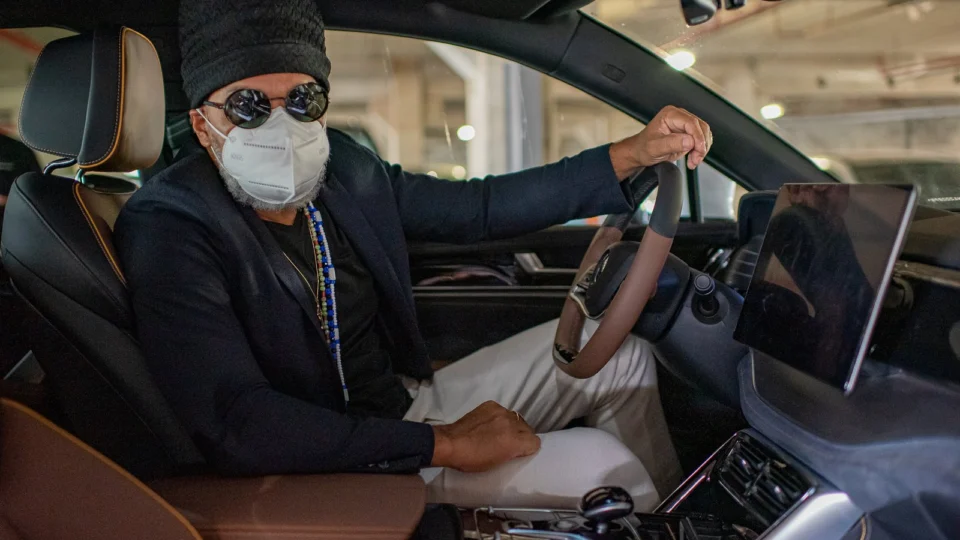 Fábrica da BYD no Brasil recebe a visita de Carlinhos Brown