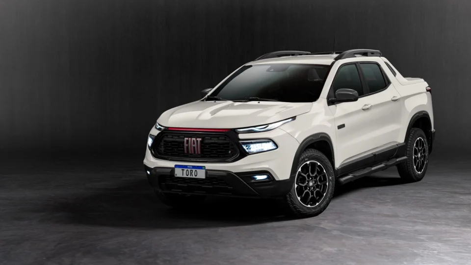 Linha da Fiat Toro 2024 chega com design mais robusto e cara da irmã menor Strada 