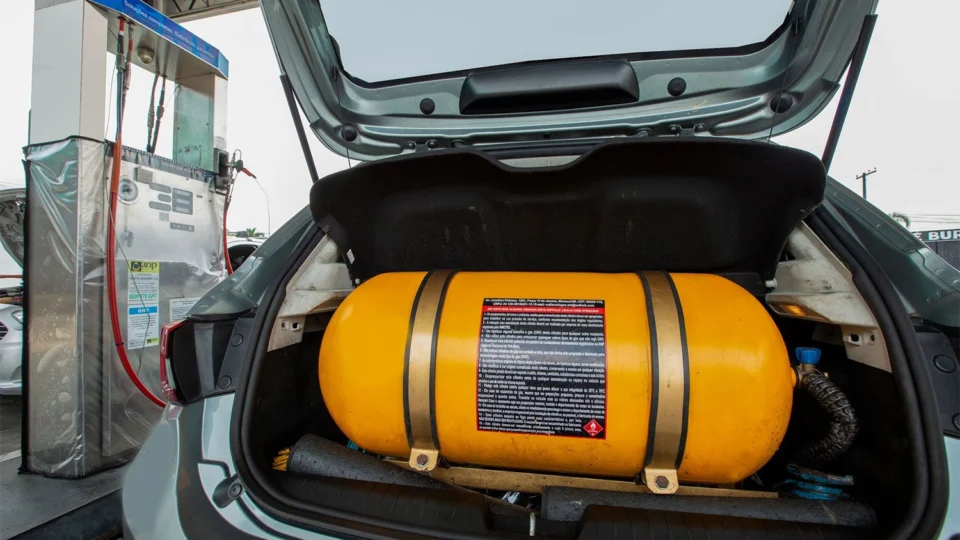 Seis carros usados ideais para instalar kit GNV e economizar combustível em 2025