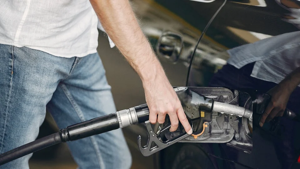 Gasolina ou etanol? Qual vale a pena na hora de abastecer o carro