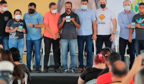 Governador Wilson Lima entrega primeiras carteiras do projeto CNH Social
