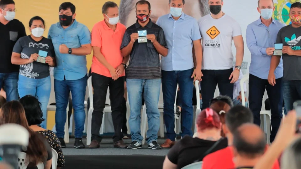 Governador Wilson Lima entrega primeiras carteiras do projeto CNH Social