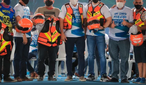 Governador Wilson Lima inicia entrega de capacetes e coletes do “Motociclista Legal” em Manacapuru