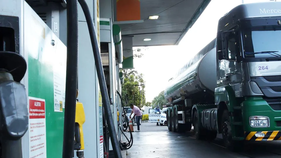 Governadores discutem fundo para estabilizar preço de combustíveis