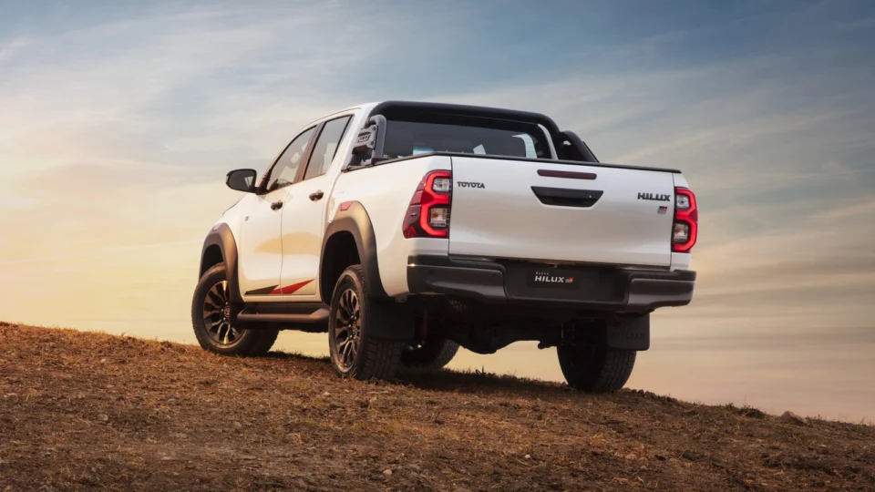 TOYOTA GAZOO Racing amplia portfólio com dois novos produtos: Hilux GR-S e Corolla Cross GR-Sport