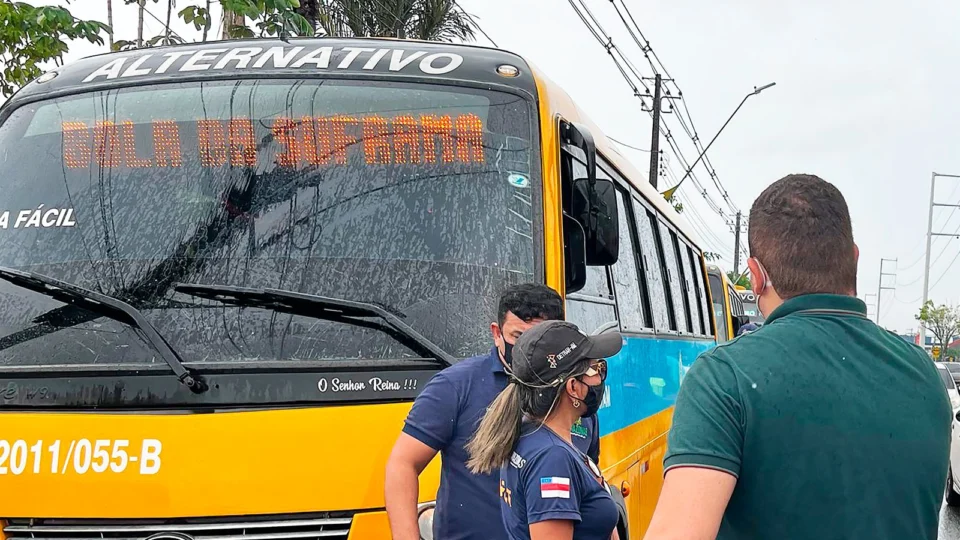 Homem é detido com CNH falsa em fiscalização na zona leste
