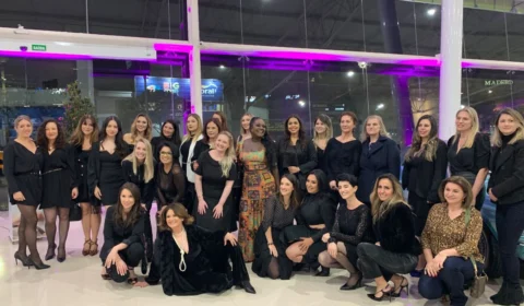 Concessionária Ford do Paraná promove campanha contra o câncer de mama em que mulheres posam ao lado de Mustangs