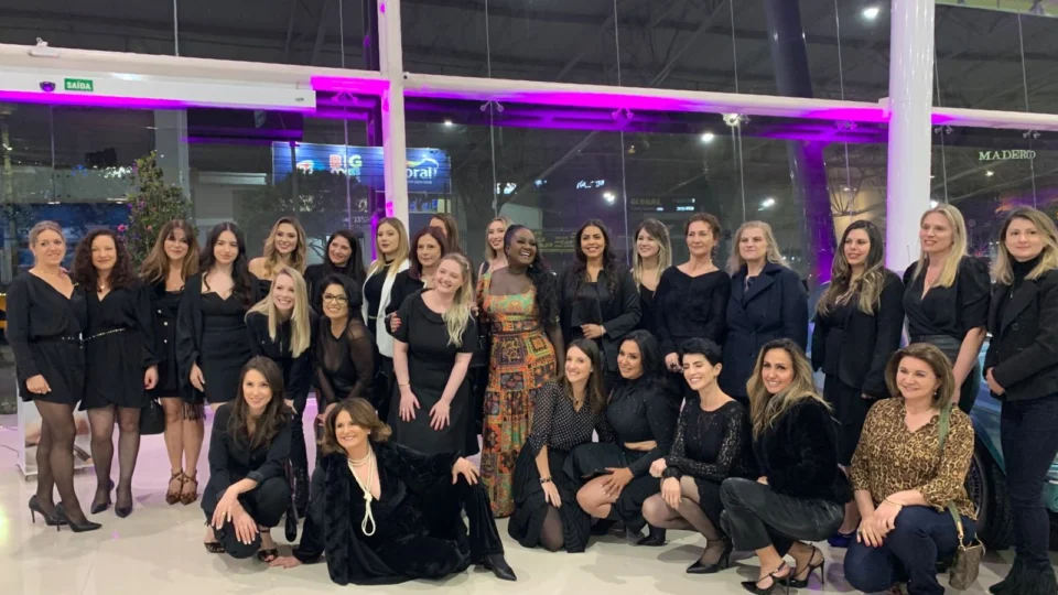 Concessionária Ford do Paraná promove campanha contra o câncer de mama em que mulheres posam ao lado de Mustangs