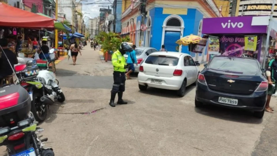 Ação de travessia segura é realizada em escola da zona Sul