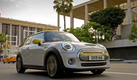 Ícone 100% elétrico MINI Cooper S E oferece Wallbox, ano adicional de garantia e pacotes de manutenção grátis em fevereiro