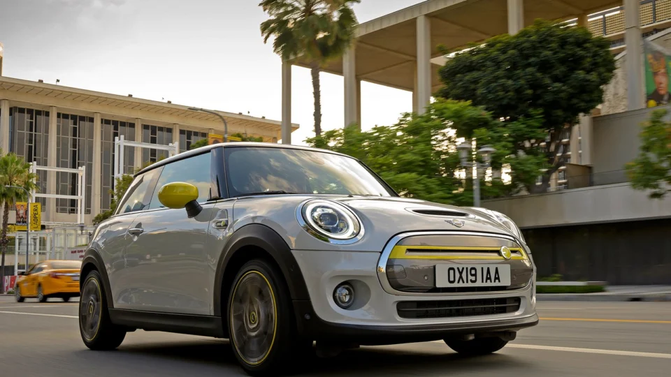 Ícone 100% elétrico MINI Cooper S E oferece Wallbox, ano adicional de garantia e pacotes de manutenção grátis em fevereiro