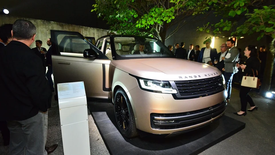 Jaguar Land Rover apresenta o Novo Range Rover 2023 para concessionários