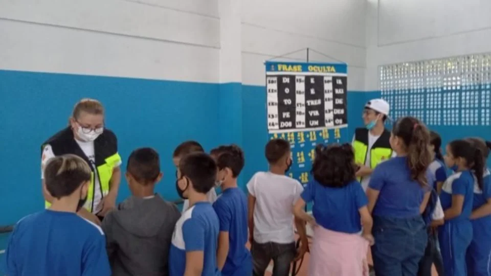 Jogos e brincadeiras educativas são levadas aos alunos de escola municipal da zona Sul