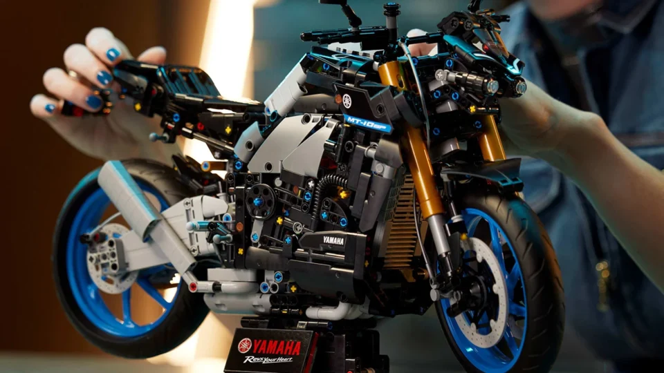 LEGO YAMAHA MT-10 SP É UMA MARAVILHA MECÂNICA COM CAIXA DE VELOCIDADES FUNCIONAL, MOTOR E COMPONENTES INTRINCADOS&nbsp;