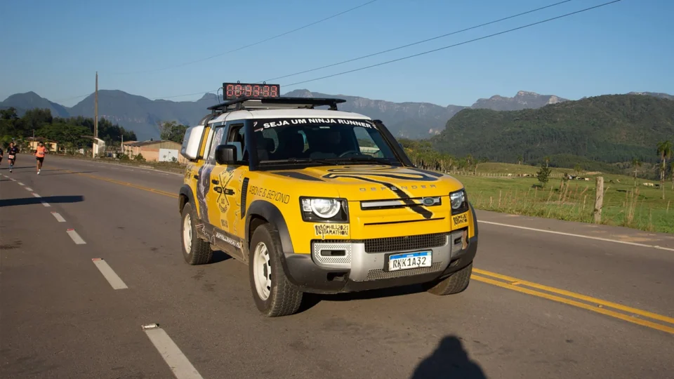 Land Rover marca presença no mundo das competições esportivas em parceria inédita com a UpHill Marathon e o XTERRA Brasil