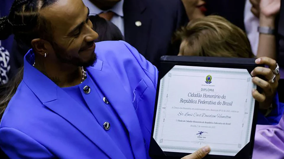 Lewis Hamilton recebe título de Cidadão Honorário Brasileiro