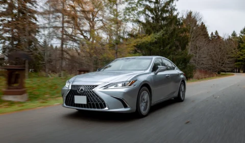Lexus ES 300h 2022 chega mais moderno e equipado