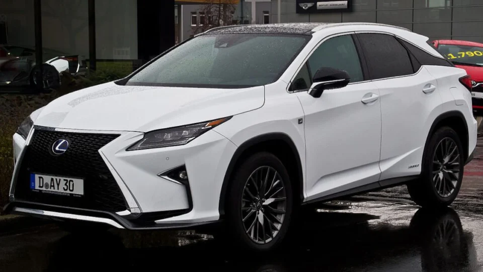 Lexus atinge vendas globais acumuladas de 2 milhões de veículos eletrificados