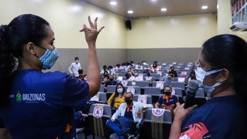 Detran-AM faz parceria com Cetam e capacita servidores com curso de libras